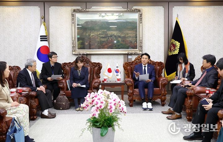 요코하마시의회 방문단을 환영하며 환담을 나누고 있는 김길영 시의원