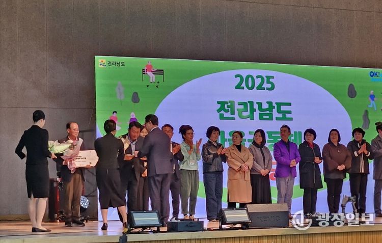 고흥군, 마을공동체 활동 ‘최우수 수상’ 및 운영 부스 큰 호응- 31일 점암면 귀농협의체 최준호 회장이 ‘2025 전남 마을공동체 한마당’에서 마을공동체 활동으로 최우수상을 수상하고 김영록 전남도지사로부터 상패를 받고 있다.