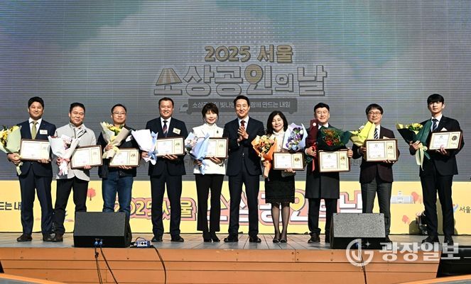 오세훈 서울시장이 5일 서울광장에서 열린 ‘2025 서울시 소상공인의 날 기념행사’에 참석해 소상공안 14명에게 시장 표창을 수여하고 수상자들과 기념촬영하고 있다.