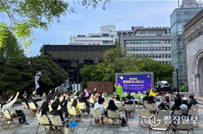 서울시립미술관에서 열린 코미디 마임 공연을 관람하는 시민들 모습