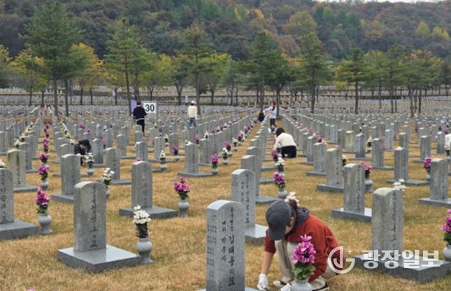 2025년 독립유공자 후손 장학생들이 국립서울현충원 묘역 정화 봉사를 하고 있다.