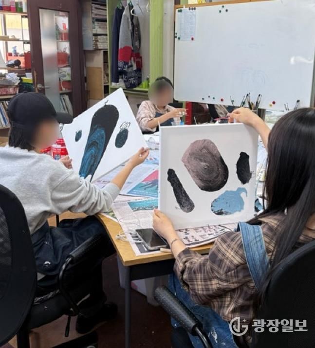 수원여자단기청소년쉼터 미술 전시회 '별빛을 보듬다' 개최