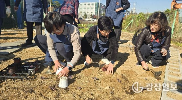 손바닥정원단과 시민들이 고색동 양묘장에서 제7회 수원 정원의 날 행사를 기념해 손바닥정원을 조성하고 있다.