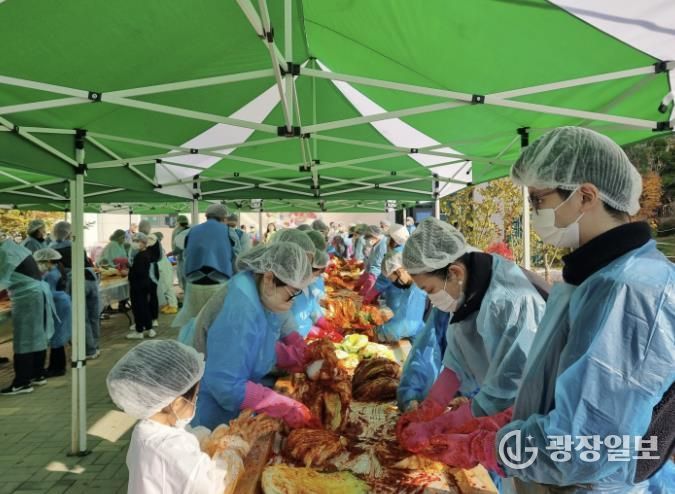 '사랑으로 버무러진 행복 한포기' 시흥시 장곡종합사회복지관, 김장 체험으로 사회적 나눔 실천