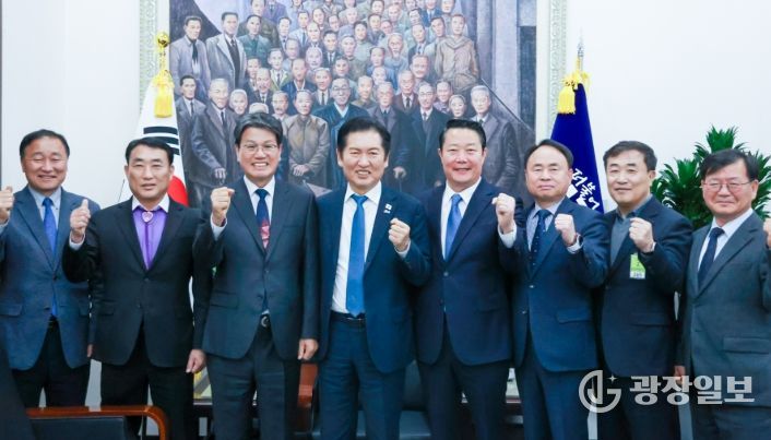 지난 17일, 국회를 방문해 농어촌기본소득 시범사업 국비 상향을 위한 공동 대응 방안을 논의한 7개 지자체 대표들과 정청래 대표가 기념 촬영을 하고 있다.