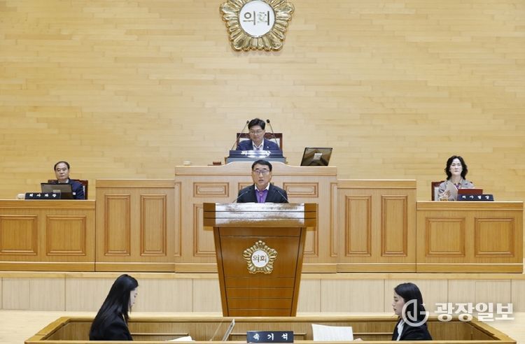 19일, 제332회 신안군의회 제2차 정례회에서 시정연설 중인 김대인 신안군수 권한대행