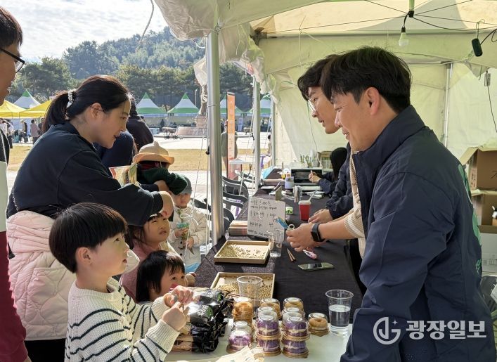 4-H연합회 부스에서 진행한 무안양파오링떡 홍보 활동