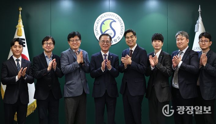 서울AI재단-성균관대학교 업무협약식 체결 (가운데 왼쪽 유지범 성균관대학교 총장, 오른쪽 김만기 서울AI재단 이사장)