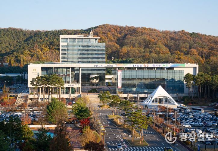 1. 천안시청 전경.