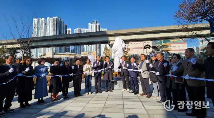 부산 사상구, ‘재첩국 아지매 조형물’ 제막..지역 정체성 담은 새 랜드마크 탄생