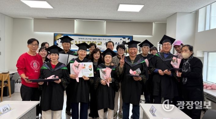 11월 20일 하남시치매안심센터 ‘두뇌건강학교’ 수료식에서 프로그램에 참여한 치매 어르신과 가족 등이 기념촬영을 하고 있다.