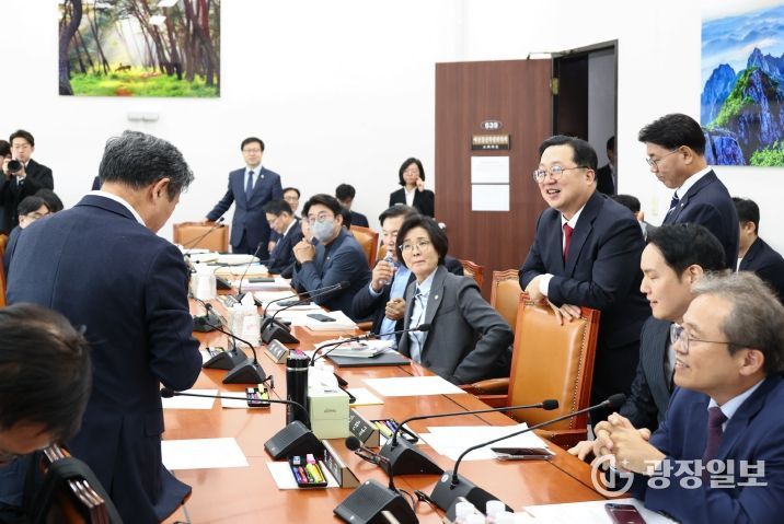 예결특위 소위 회의실을 방문한 이장우 대전시장