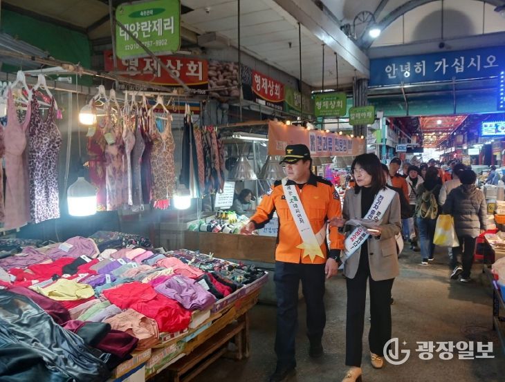 포항시는 동절기를 대비해 20일부터 전통시장 화재안전 특별 점검을 실시했다. 죽도시장 점검 사진.