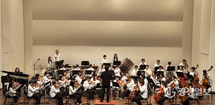 (재)포항문화재단(대표이사 이상모)은 지난 19일 저녁 포항시청 대잠홀에서 열린 ‘꿈의 오케스트라 포항’의 2025 정기연주회 ‘바다의 꿈’을 개최했다.