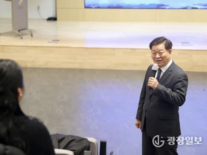 박승원 광명시장이 지난 20일 업사이클아트센터에서 신규 임용 공직자를 대상으로 실시한 ‘지속가능발전교육(ESD)’에 참석해 인사말을 하고 있다