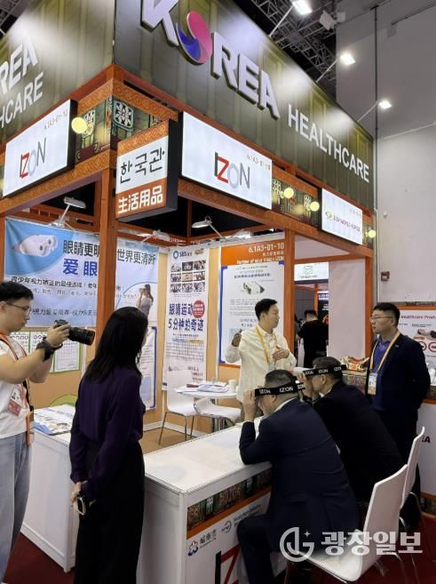 해외 바이어들이 중국 국제수입박람회에 마련된 성남 기업부스에서 제품을 체험하고 있다.