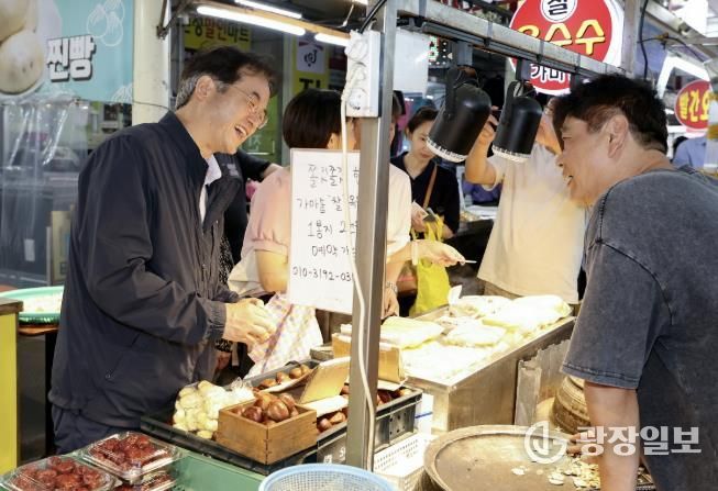 원당시장을 찾아 상인들의 목소리를 듣고 민생 살피는 이동환 고양특례시장