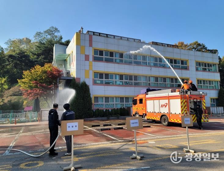 안산시청 공직자들이 19일 안산시청에서 고잔119 안전센터 소방서와 합동 소방 훈련을 진행하고 있다.