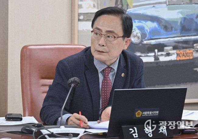 김형재 의원이 14일 열린 제333회 정례회 문화체육관광위원회 행정사무감사에서 서울시 문화본부장에게 질의를 하고 있다.