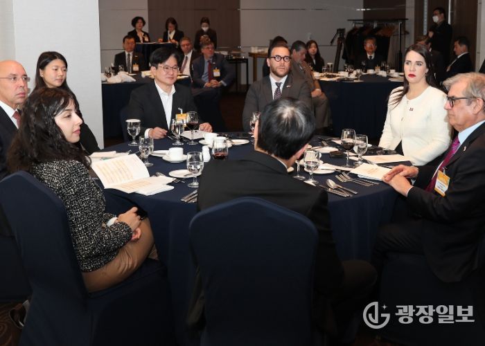 전국다문화도시협의회(회장 김병수)가 지난 20일 롯데호텔서울에서 주한 공관장을 초청해 오찬 간담회를 개최했다.