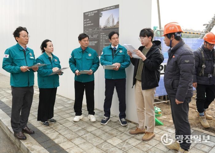 하남시의회 도시건설위원회 소속 의원들이 11월 20일 오후 2025년 행정사무감사를 앞두고 풍산동 소재 연세하남병원 신축 공사 현장을 방문해 도로점용 미준수에 의한 안전사고 예방 관련 질의응답을 하고 있다. (사진_하남시의회 제공)