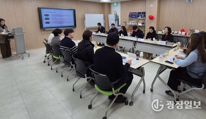 나주시가 지난 20일 지역 유관기관과 함께 자살예방사업 협력 방안을 논의하는 간담회를 가졌다.