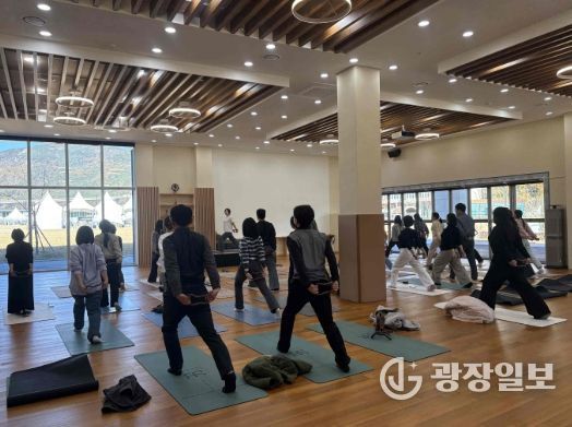 - 1일 선샤인 밀양 테마파크에서 진행한 2025년 밀양시 지방세 담당공무원 연찬회 단체 사진