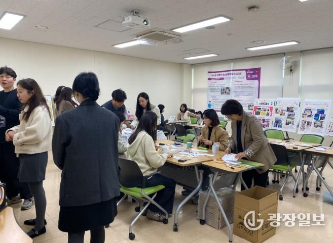 광주시교육청이 19~20일 광주시교육청교육연수원에서 진행한 ‘제3회 광주수업페스티벌’에서 교과연구회 교사들이 수업사례에 대해 설명하고 있다.