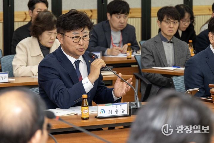 최충규 대덕구청장이 21일 구청 대회의실에서 열린 ‘공약사업주민평가단 회의’에 참석해 인사말을 전하고 있다.