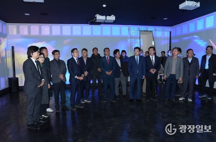 신성일기념관 개관식 모습, 테이프 커팅 및 시설 내부 관람 사진