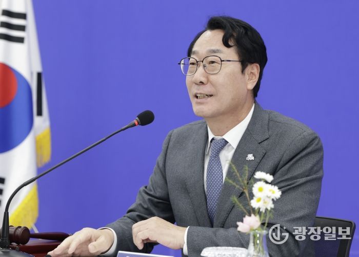 정명근 화성특례시장이 대한민국특례시시장협의회장 자격으로 회의를 주재하고 있다