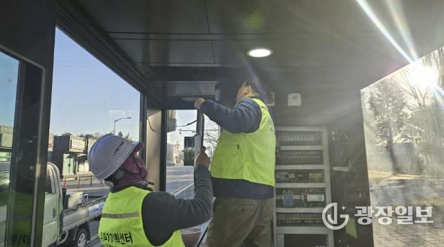 버스 승강장 난방기 살균, 세척 모습