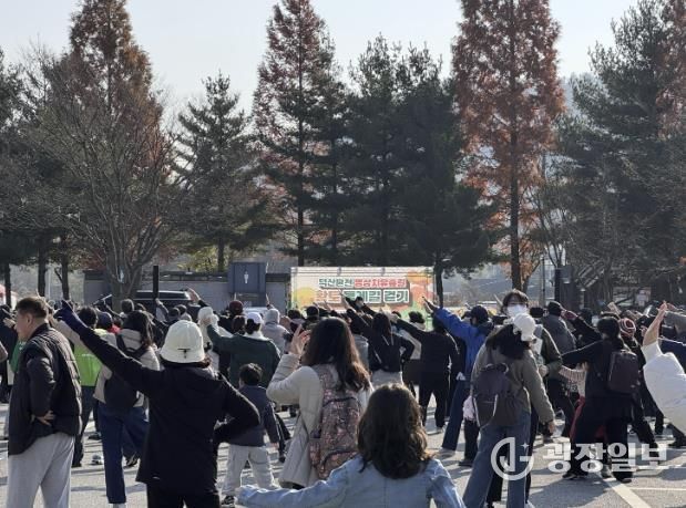 덕산온천 명상치유숲길 황토 둘레길 걷기 행사 모습