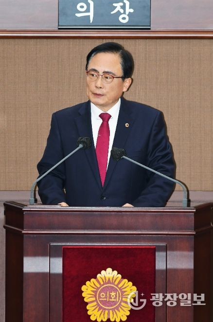 김형재 의원이 18일 열린 서울시의회 제333회 정례회 시정질문에서 서울시 교통실장을 상대로 질의를 하고 있다.