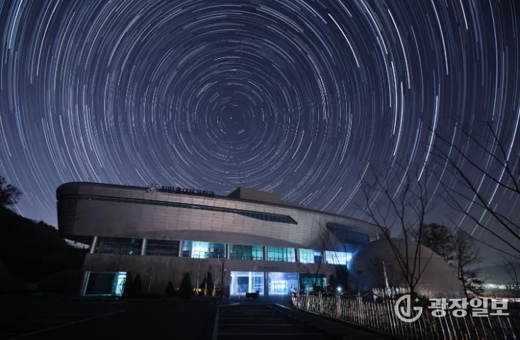 천안홍대용과학관 야간 모습.