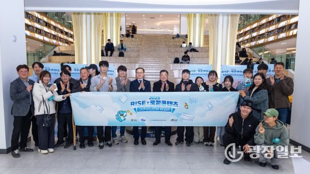 경상국립대학교 가좌캠퍼스 도서관에서 운영된 ‘RISE×로컬콘텐츠 크라우드펀딩 팝업존’ 전시 및 체험 현장 모습. 박명균 경남도 행정부지사, 권진회 총장 일행이 11월 25일 현장을 방문해 관계자들을 격려했다.