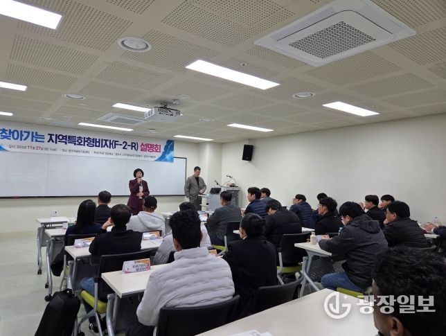 황인수 도 외국인공동체과장이 참석해 인사말을 하고 있다.