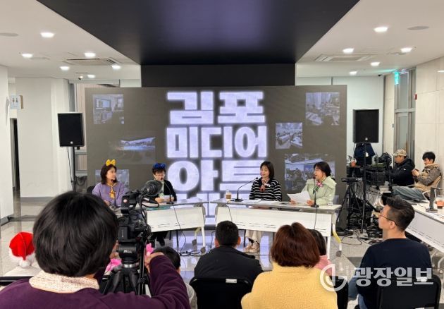 김포시와 김포문화재단은 지난 29일 김포미디어아트센터 개관 1주년을 맞아 융복합 미디어 체험의 장 ‘미디어 페스타’를 개최했다.