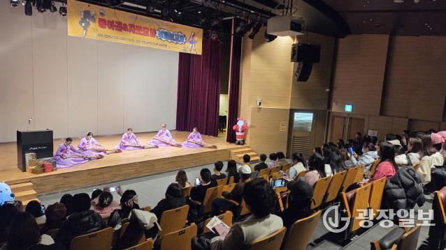 다문화 가족 동아리 및 자조모임 회원들이 함께하고 있다.