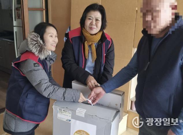 수원시 팔달구 우만1동 지역사회보장협의체, 관내 취약계층에‘겨울나기 전기장판’지원해