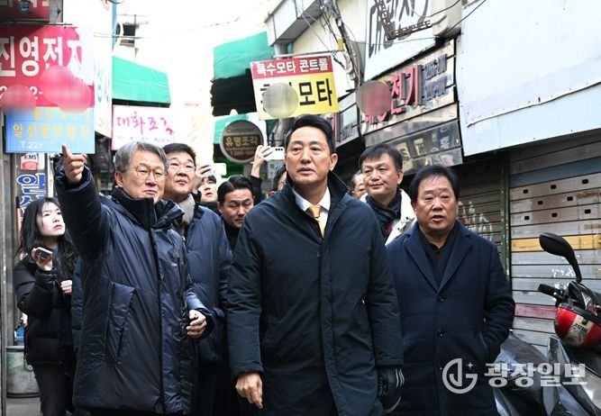 4일 오전 오세훈 시장이 세운2구역을 방문해 노후된 세운지구 현황을 살펴보고 있다.