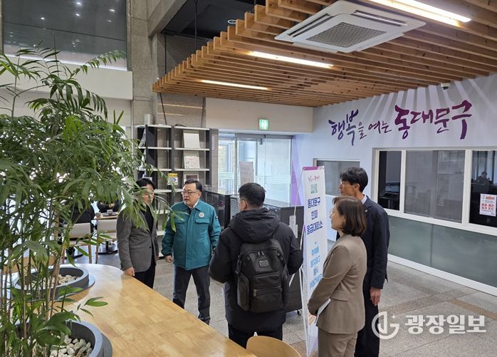 김성보 서울시 행정2부시장이 동대문구청 안에 마련된 한파응급대피소를 찾아 시설 현황을 확인하고 있다. ('25.12.4.)