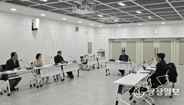 수원시가 ‘2025년 수원시 수목원 운영자문위원회 회의’를 열고 있다.
