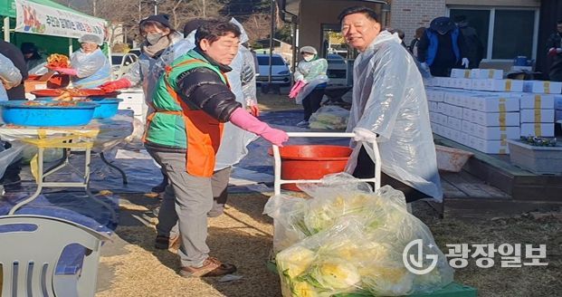 김정희 전남도의회 교육위원장 ‘삼산동 주민과 함께 하는 사랑의 김장 나눔 행사’ 봉사 활동
