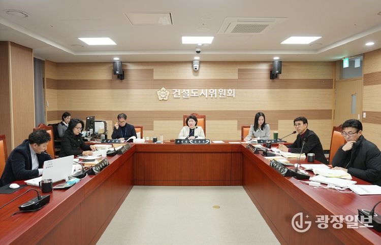 아산시의회 건설도시위원회가 제263회 아산시의회제2차 정례회 중 주요업무 추진상황 보고를 청취하고 있다.