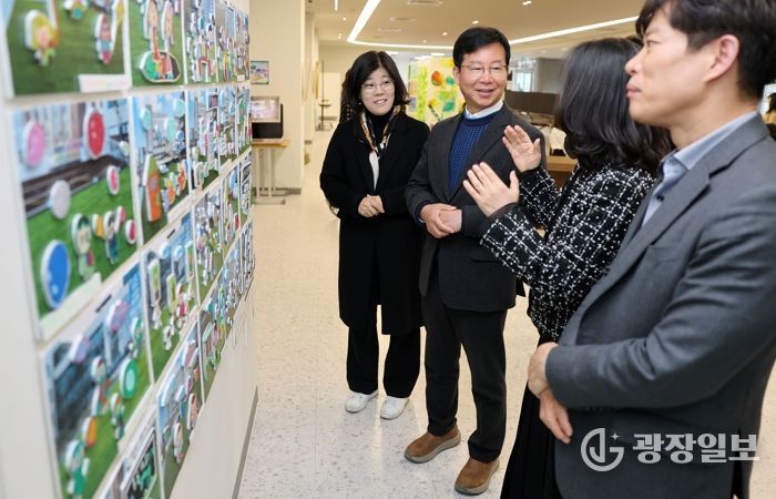 박병규 광산구청장이 지난 4일 구청 1층 ‘모두의 쉼터’에서 열린 ‘아동 권리 미술 전시회’를 찾아 아이들의 작품을 감상했다.