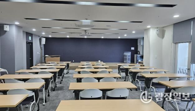 성남시 혁신지원센터 내 회의실 브릿지룸 모습