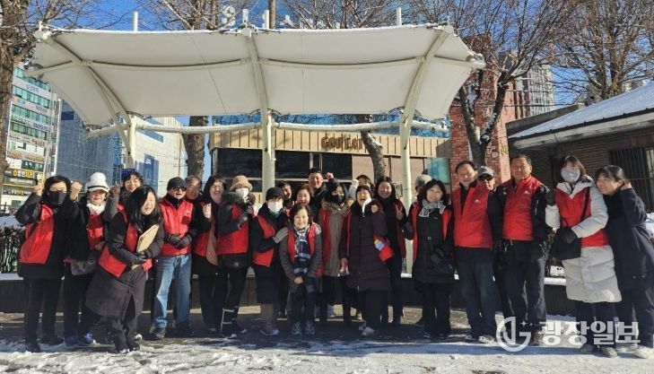 구리시 수택1동 통장협의회, 겨울철에도 멈추지 않는 ‘자체 클린구리의 날’ 제설 작업과 환경정화 활동 실시