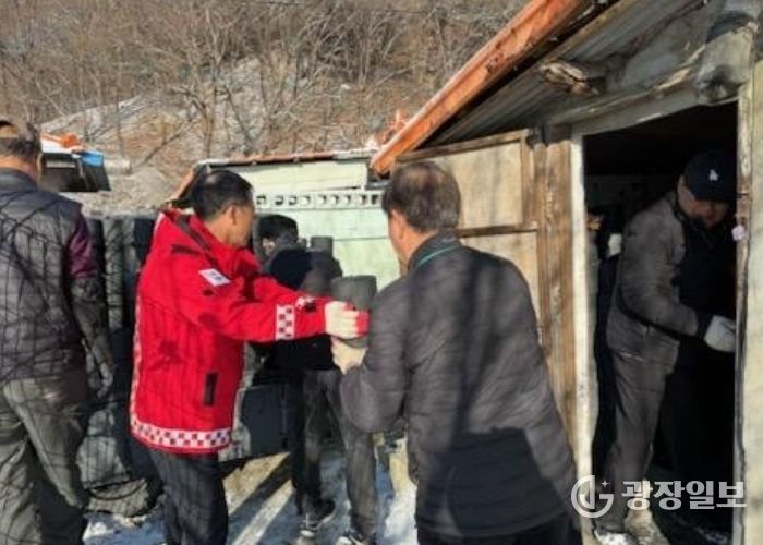 포천시 이동면 지역사회보장협의체·행복마을관리소, 취약계층에 연탄 전달