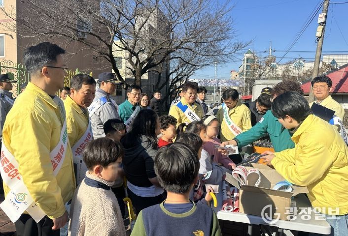 나주시가 지난 5일 영산포초등학교 일원에서 관계기관과 함께 아동 대상 범죄 예방 캠페인을 벌였다.